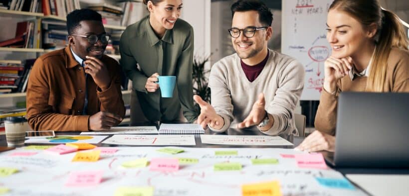 Découvrez l'art de la facilitation : transformez un groupe en une équipe dynamique et unie avec des techniques éprouvées et des approches innovantes.